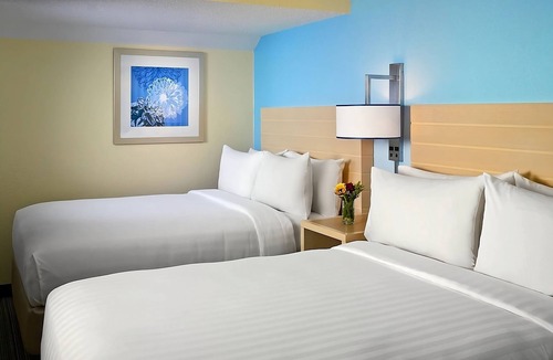 Chesterfield Hotel | Spacious Loft Suite with Fully-equipped Kitchen! W/Sports Court Onsite!