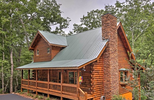Dahlonega Cabin | Spacious Log Cabin w/ Deck, Fire Pit & Forest View