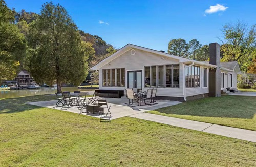 Florence House | Spacious, Luxe Design, Gameroom, Flat Grassy Knoll, Near RTJ + Waterfront View