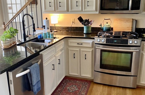 Evans House | Spacious Masters Rental with large outdoor space, Steps away from entertainment!