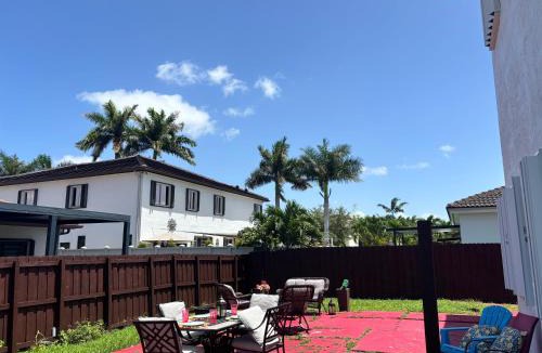 Tamiami House | Spacious Miami Home for Groups w Patio,BBQ,Fire Pit