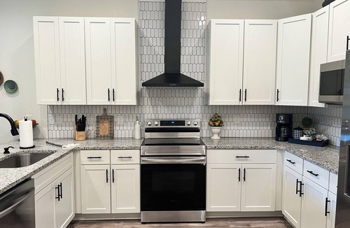 South Pensacola Cottage | Spacious, modern downtown cottage for you, your peeps and pup!