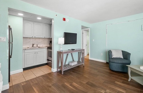 Myrtle Beach Hotel | Spacious Ocean View King:11th Flr Hot Breakfast