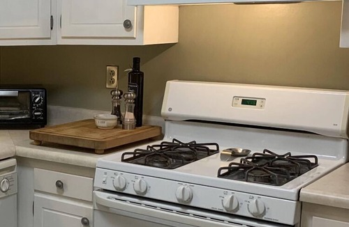 Knoxville Condo | Spacious one level condo in exclusive neighborhood.