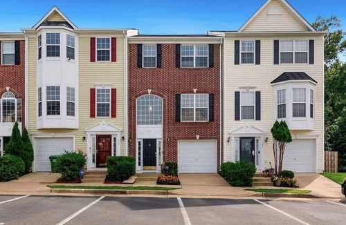 Stafford House | Spacious Pet-Friendly Townhouse Near Quantico & Fredericksburg with Fenced Yard
