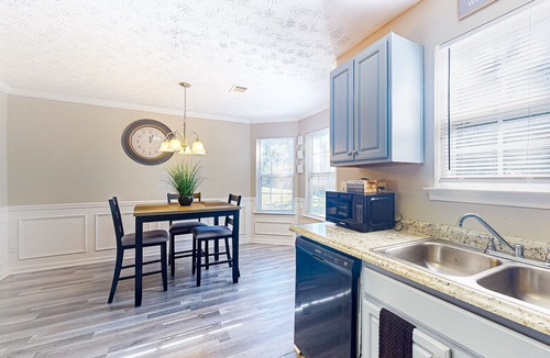 Ellenwood House | Spacious private family home convenient to Atlanta Downtown and Airport!