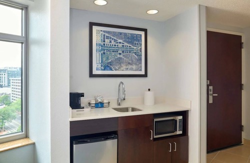 Mount Vernon Triangle Hotel | Spacious Room in D.C. l Near Convention Center & Metro Station