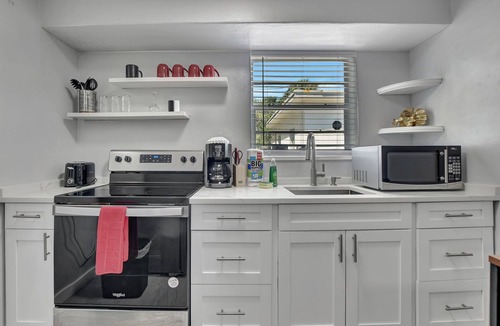 Pineapple Grove Arts District Apartment | Spacious studio, 2 blks walk to Ave, close to beach, pets allowed, free parking