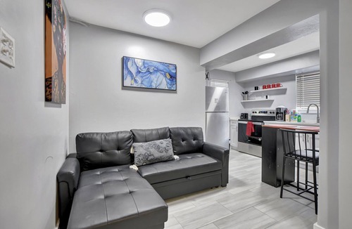 Pineapple Grove Arts District Apartment | Spacious studio, 2 blks walk to Ave, close to beach, pets allowed, free parking