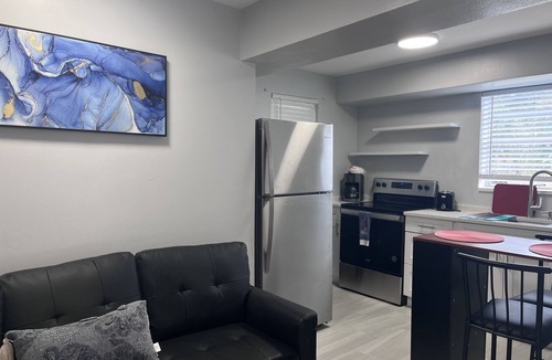 Pineapple Grove Arts District Apartment | Spacious studio, 2 blks walk to Ave, close to beach, pets allowed, free parking