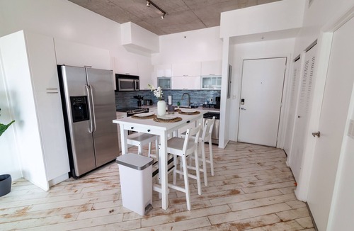 Downtown Miami Apartment | Spacious studio apartment with a balcony