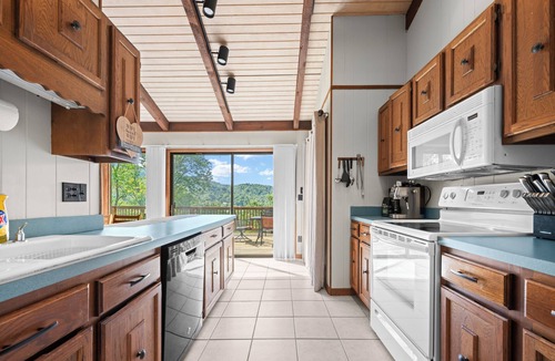 Sugar Mountain Cabin | Spacious Sugar Cabin w/Hot Tub, Fire table & Amazing Mountain Views!