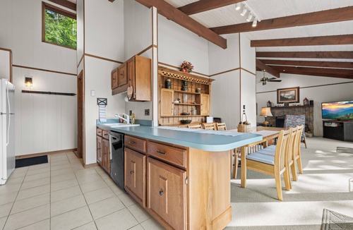 Sugar Mountain Cabin | Spacious Sugar Cabin w/Hot Tub, Fire table & Amazing Mountain Views!