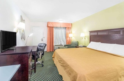 Lookout Valley Neighborhood Association Hotel | Spacious Units in Knights Inn Chattanooga! Near Attractions, Seasonal Pool!