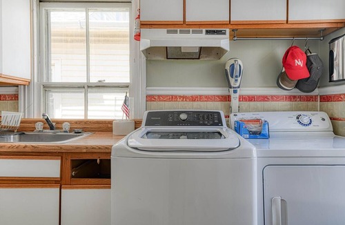 Ocean Grove Apartment | Spacious UPPER LEVEL 4-bed apt w/WiFi, AC, 1 block from beach in Ocean Grove