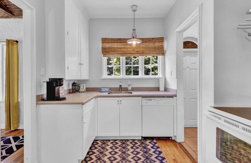 Kingston Cottage | Spanish Beach Bungalow Mainhouse