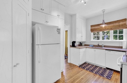 Kingston Cottage | Spanish Beach Bungalow Mainhouse