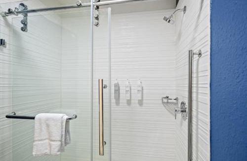 Macon Hotel | Spark by Hilton Macon North