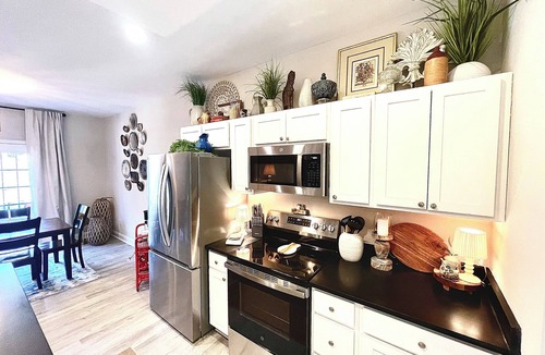 Drayton House | Sparkle City Vibes await for you to relax and enjoy!