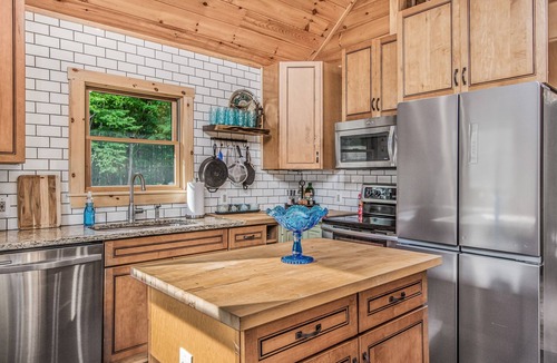 Denver Cabin | Sparkling Bespoke Cabin, Hot Tub, Firepit, Early Check-In, Cool and Cozy!