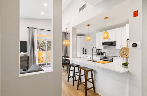 Clearwater Condo | SPECIAL SUMMER PRICES! King-size bed. Free parking. renovated!