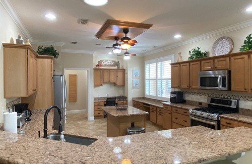 Hadley House | Spectacular Hot Tub w/Pool Home on Beautiful Golf Course View,BBQ, & WiFi!