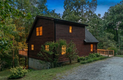 Marion Cabin | Spectacular Log Cabin Home 45 minutes to Asheville