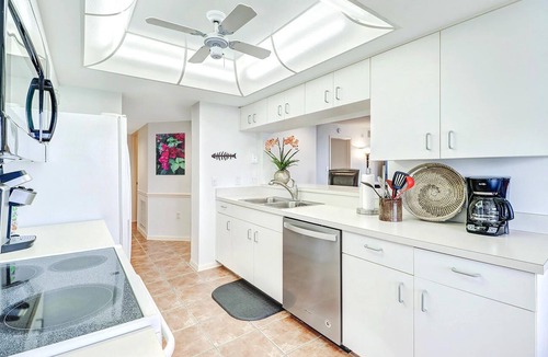 Vanderbilt Beach Apartment | Spectacular penthouse end unit!