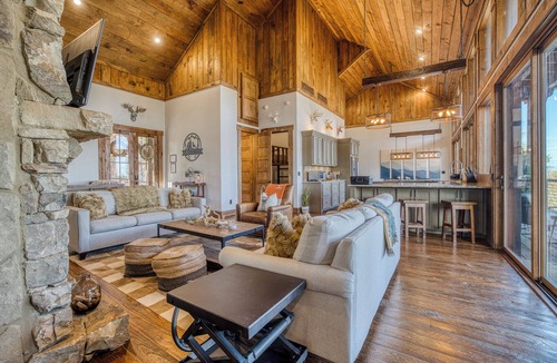 Blue Ridge Cabin | Spectacular VIEWS! Hot Tub - Outdoor Fireplace - Fire Pit - Game Room