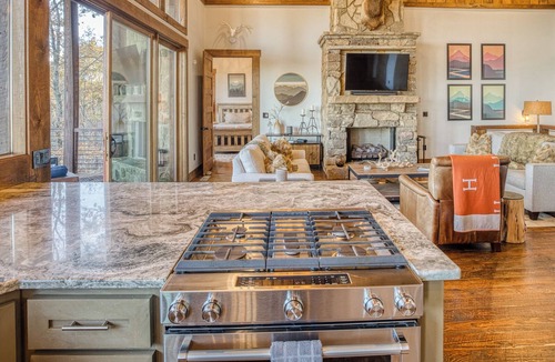 Blue Ridge Cabin | Spectacular VIEWS! Hot Tub - Outdoor Fireplace - Fire Pit - Game Room