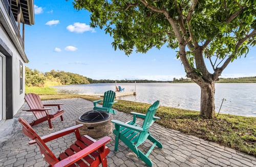 Temple Crest House | Sprawling river view estate with game room, dock, kayaks, grill, & fishing gear