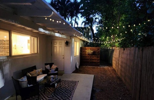 Palm Beach Shores Cottage | Spring Deals! Seaglass Cottage quick walk to the Beach, Shops & Cafes, Dog Yes!, Free Parking