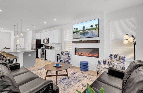 North Charleston House | Spring Sales! Large and Modern Home, 5 min to Park Circle, Pet Friendly