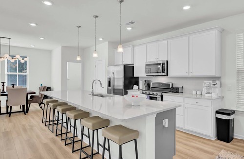 North Charleston House | Spring Sales! Large and Modern Home, 5 min to Park Circle, Pet Friendly
