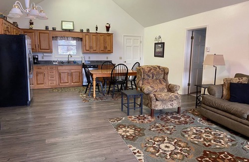 Canton Villa | Springdale Bluebird Villa Lodging