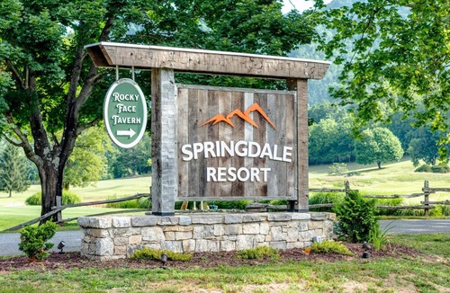 Canton Cottage | Springdale Treehouse Lodging 2