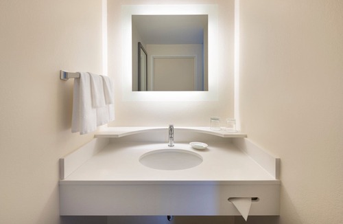 Newark Hotel | SpringHill Suites by Marriott Newark Liberty International