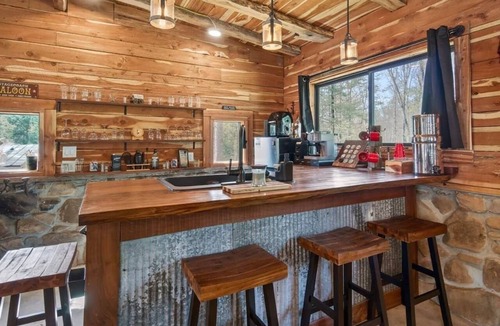 Crossville House | Stagecoach Saloon Riverside cabin with stone pizza oven
