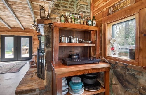 Crossville House | Stagecoach Saloon Riverside cabin with stone pizza oven