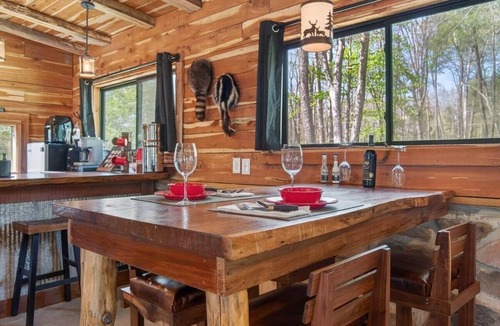 Crossville House | Stagecoach Saloon Riverside cabin with stone pizza oven