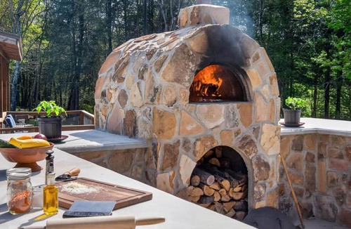 Crossville House | Stagecoach Saloon Riverside cabin with stone pizza oven