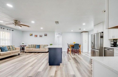Belleview House | Stay and Play in Belleview Welcoming Home with Yard