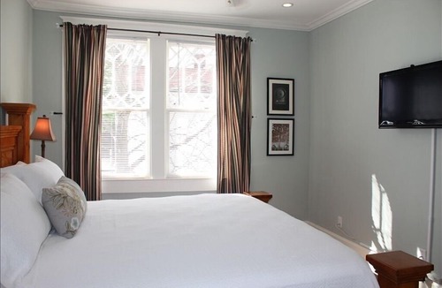 Cannonborough Elliotborough Apartment | Stay in Luxury. Eat, Shop w/Locals-King Street just 5 Blocks Away