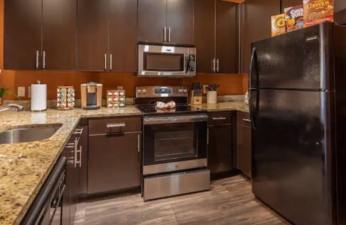 Piedmont Heights Apartment | Stay Retro Sol a Groovy Vintage Paradise