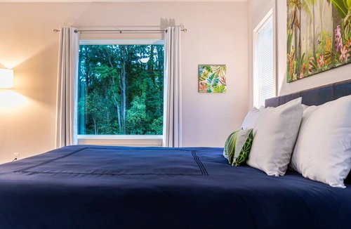 Sugar Creek House | Staycation! Fully Stocked Modern 4 Bedroom House