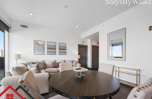 Second Ward Condo | StaysByWalker Uptown 2BR|Spa/Gym/KingBed/Parking