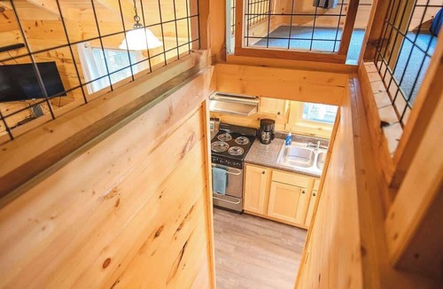 Lookout Valley Neighborhood Association Cabin | Stefan Cabin Nature Nested Tiny Cabin with Hot Tub