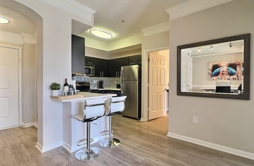 Ridgedale Park Apartment | Stellar suite w/Gym, Pool & Netflix, sleeps 4!