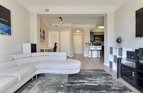 Ridgedale Park Apartment | Stellar suite w/Gym, Pool & Netflix, sleeps 4!