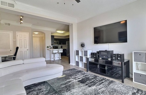 Ridgedale Park Apartment | Stellar suite w/Gym, Pool & Netflix, sleeps 4!